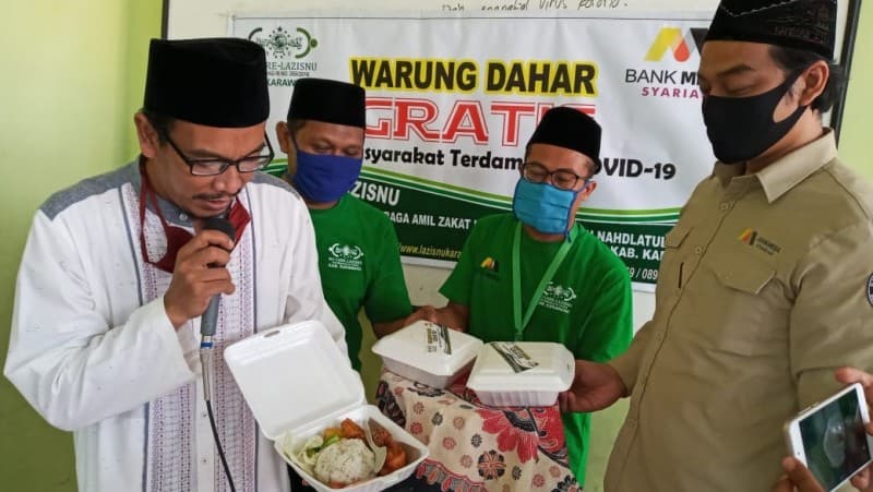 Warung Dahar Gratis LAZISNU Karawang Bagikan 2000 Paket Nasi di 11 Kecamatan