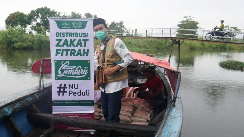 Dengan Naik Perahu, LAZISNU Jatim Salurkan Bantuan dari NU Jerman