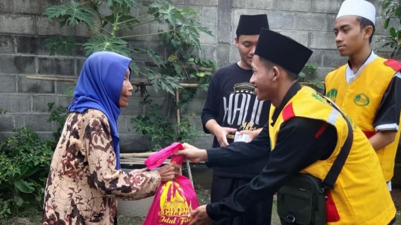 Jelang Lebaran, Pesantren di Jombang Bagikan Paket Daging ke Ratusan Dhuafa