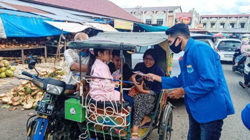Jelang Tradisi Meugang, PMII Bagikan Masker di Pasar Lhokseumawe