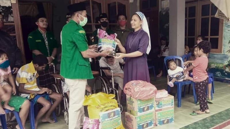 Ketika Ansor NTT Datangi Panti Asuhan Suster Alma Kupang