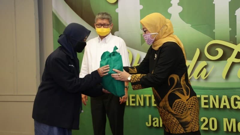 Menaker Ida Bagikan 6.250 Paket Sembako Bagi Serikat Pekerja