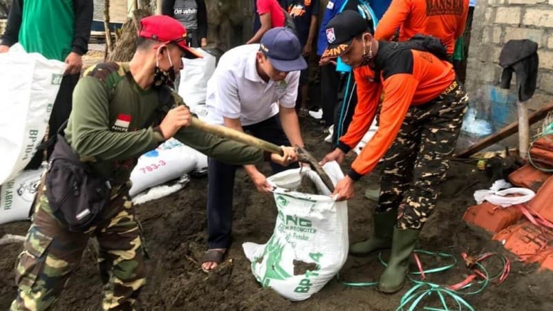 Air Laut di Pantai Selatan Tulungagung Naik, Ansor Cepat Bertindak