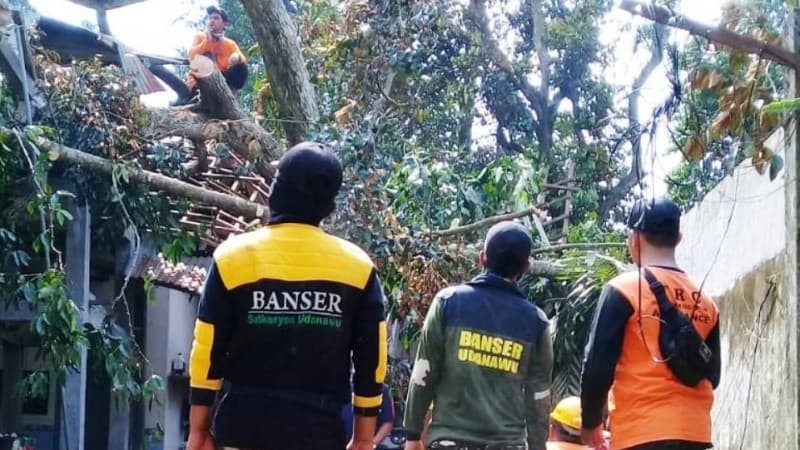 Ansor di Blitar Bantu Puluhan Rumah Warga yang Diterjang Angin