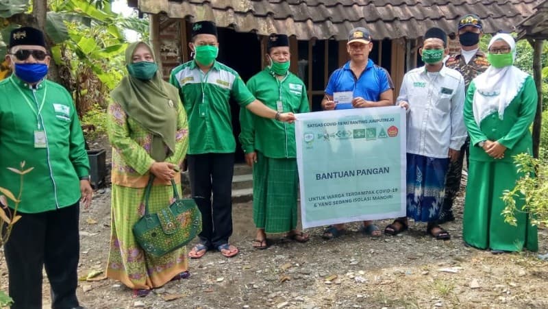 Warga Jalani Isolasi Mandiri, Satgas Covid-19 NU di Sidoarjo Kirim Bantuan