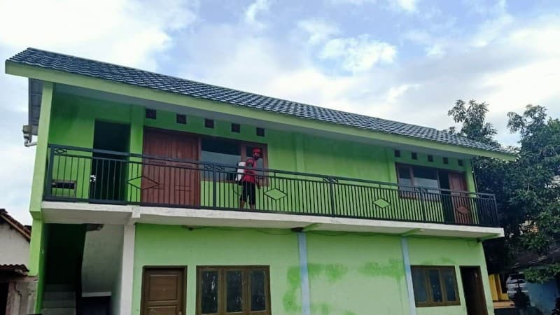 Sambut Santri, Tim Satgas NU Bondowoso Semprot Lingkungan Pesantren