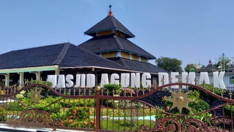 Meski Tak Tutup, Jumlah Peziarah Makam Sultan Fatah Demak Turun Drastis 