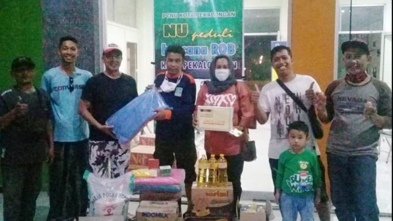 Warga Terdampak Rob Bangga NU Pekalongan Hadir Salurkan Bantuan