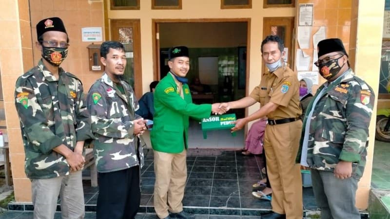 Bantu Peziarah, Ansor Tegal Wakaf Ratusan Kursi untuk Makam