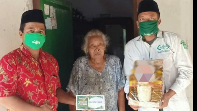 Di Tengah Covid-19, LAZISNU di Nganjuk Maksimalkan Program 'One Day One Dhuafa'