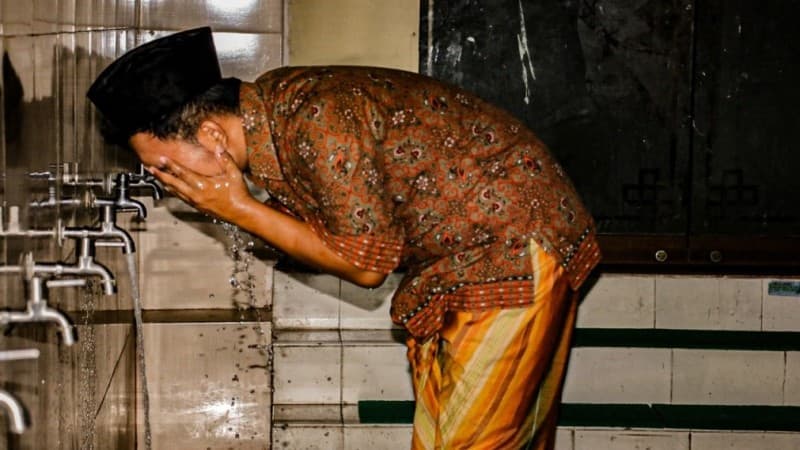 Tata Cara Berwudhu dengan Menggunakan Air Keran 
