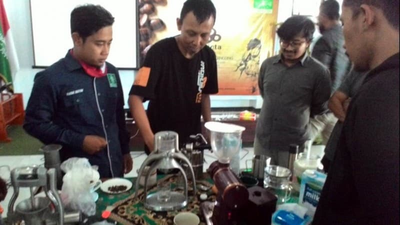 Lupakan Corona, PCNU Kencong Jember Gelar Madrasah Barista Santri