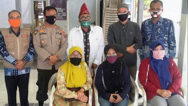 Sembuh dari Corona, Perempuan Gresik Ini Disambut Suka Cita Warga