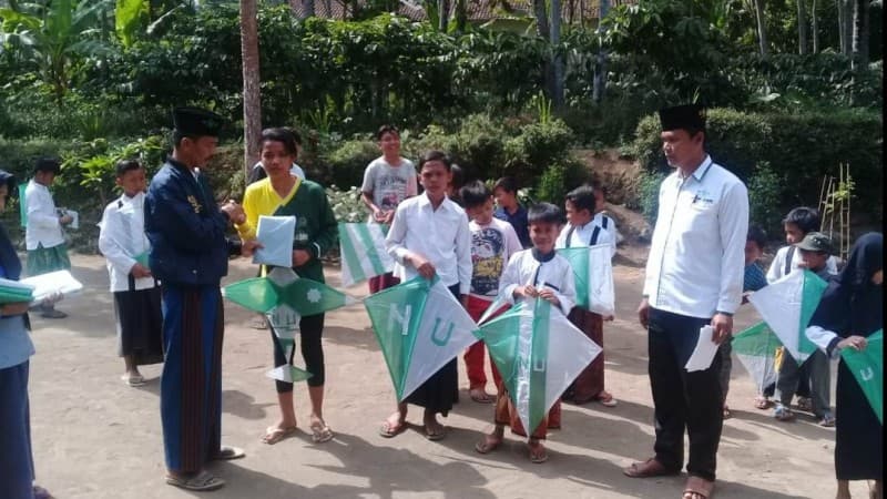 Kenalkan NU Sejak Dini, Lesbumi MWCNU di Jember Gelar Lomba Membuat Layang-layang