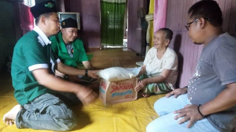 Sembako Ansor dan Banser Melawi Obati Rasa Kecewa Warga Pedalaman