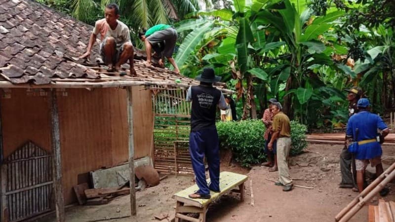 Senyum Warga Disabilitas di Bawean Gresik Terima Bedah Rumah