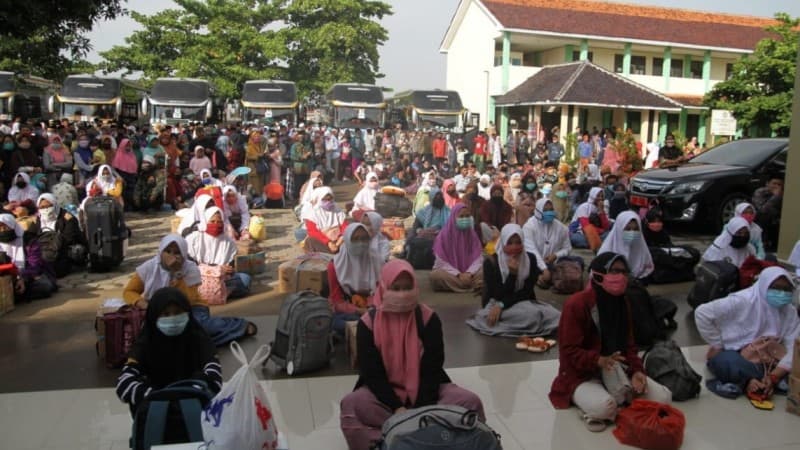 Ribuan Santri Lirboyo Asal Brebes Kembali ke Pesantren