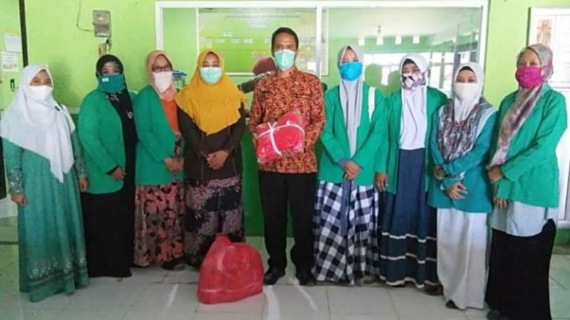 Peduli Corona, Fatayat NU Serahkan APD kepada Puskesmas di Sumenep