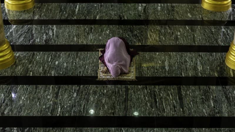 Seputar Lafal Atubu Ilaih dan Atubu Ilaik pada Istighfar