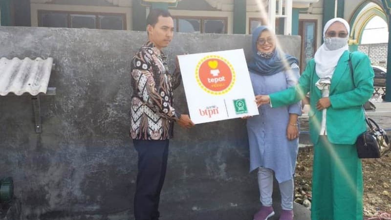 Fatayat NU Lamongan Kembali Serahkan Bantuan Pompa Air Bersih