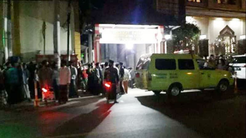 Ribuan Santri Lasem Berjejer di Tepi Pantura Tunggu Jenazah Gus Kamil Melintas 