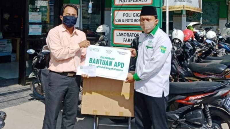 Dukung Tim Kesehatan, LAZISNU Jatim Bantu APD di RSI Mabarrot Gresik