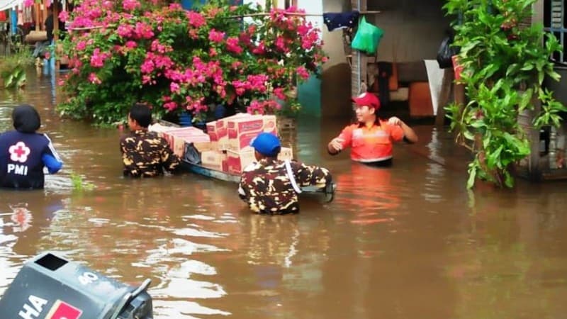 Berjibaku dengan Banjir, Banser Melawi Kalbar Kirim Bantuan untuk Warga