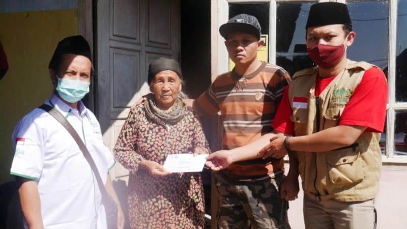 Kali Ini LAZISNU Jatim Beri Perhatian Penderita Kelainan Jiwa