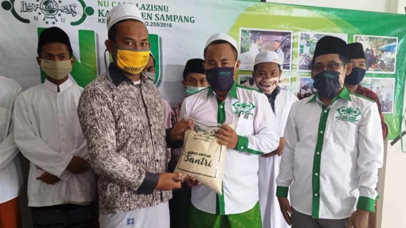 Sejumlah Pesantren di Sampang Terima Paket Sembako dari LAZISNU