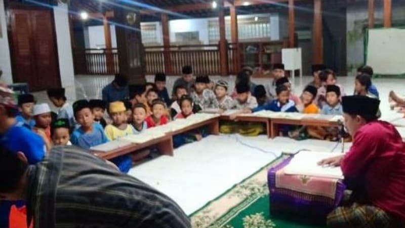 Mengajar Ngaji Kitab Kuning kepada Anak-anak dengan Lagu