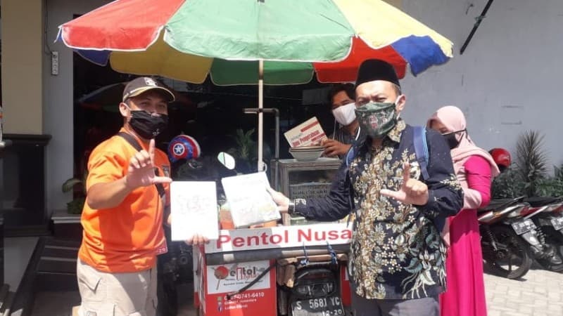 Hari Anak Nasional, Kader NU Jombang Sumbang Buku untuk Penggerak Literasi