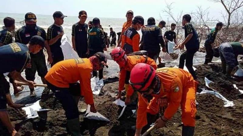 Gandeng TNI dan Polri, Banser Pekalongan Tangani Lingkungan Terdampak Rob