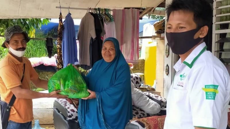 Lewat LAZISNU, Guru Kontrak Sorong Serahkan Bantuan untuk Terdampak Banjir