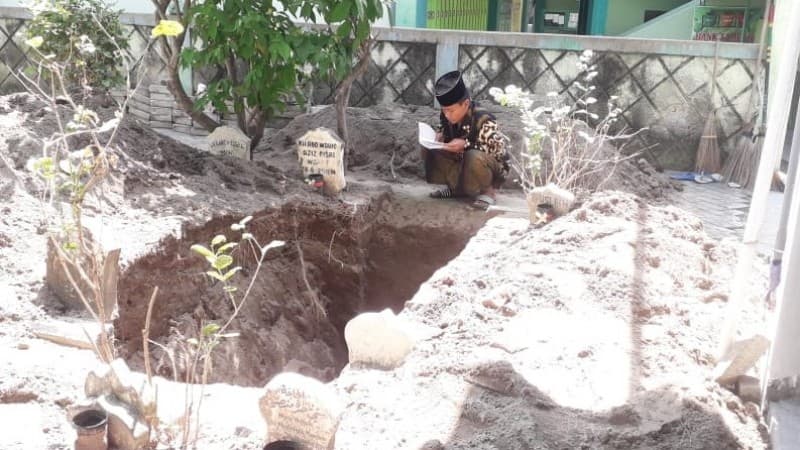 Sesuai Wasiat, Gus Im Dimakamkan Dekat dengan KH Bisri Syansuri