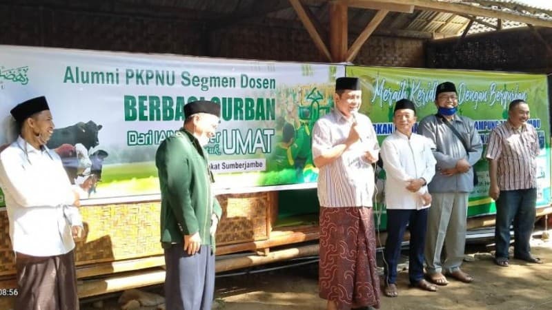 Alumni PKPNU IAIN Jember Bagikan Daging Kurban di Kampung Zakat