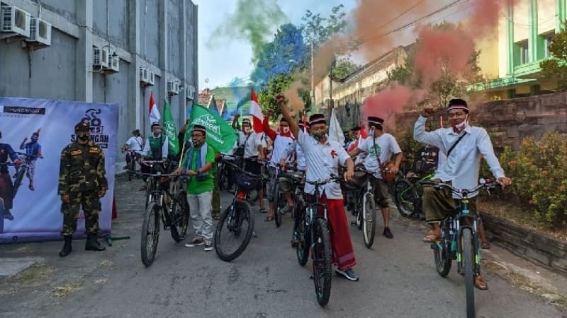 Gowes Sarungan, Cara Unik Ansor Ponorogo Sambut Kemerdekaan Negeri