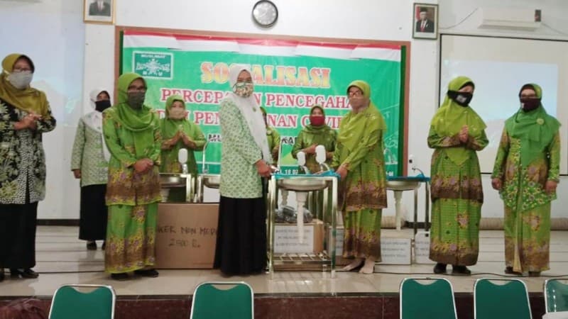 Dari Sedekah Sampah, Muslimat Fatayat NU Tegal Bantu Alat Cuci Tangan untuk Pesantren