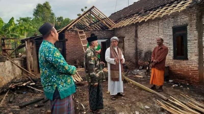 Rumah dan Sapinya Terbakar, Warga Ini Dapat Bantuan dari LAZISNU Pamotan