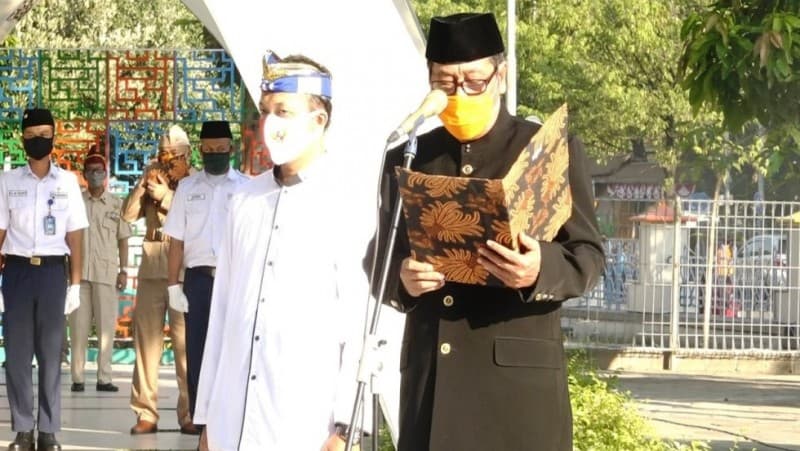 Ingatkan Keragaman, Peserta Upacara di Masjid Ini Gunakan Pakaian Daerah