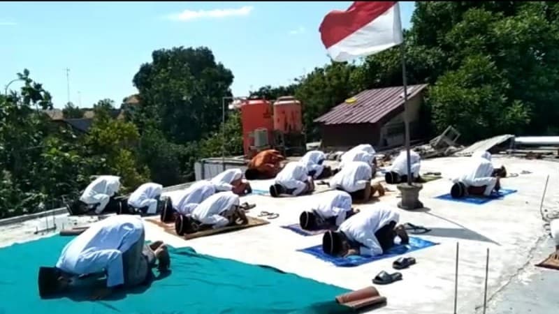 Gelar Upacara HUT Ke-75 RI, Para Santri Diajari Sujud Syukur yang Benar