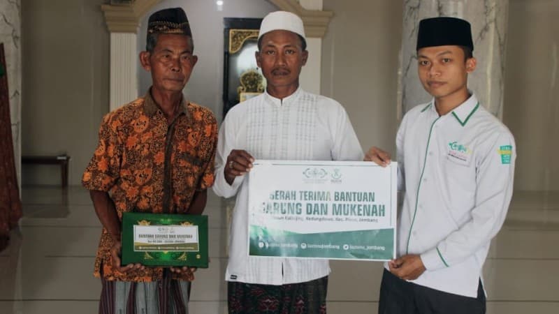 LAZISNU Jombang Beri Masyarakat Sarung dan Mukena untuk Shalat Jamaah