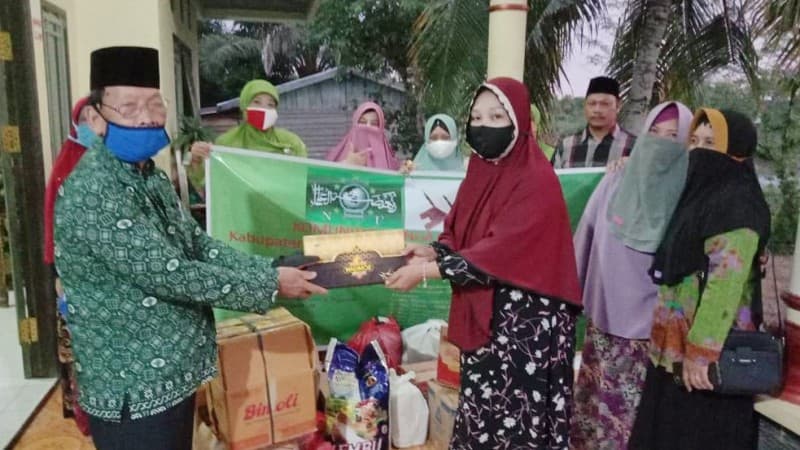 Mualaf Kotawaringin Barat Terima Perlengkapan Ibadah dari Muslimat NTB