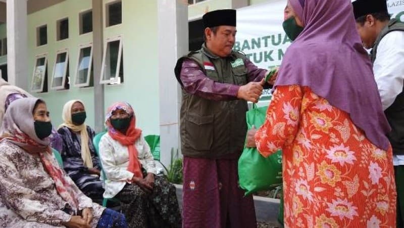 LAZISNU Distribusi Sembako dan Sepatu untuk Santri dan Masyarakat Gedongan Cirebon