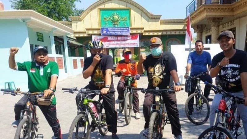 Peringati HUT Ke-75 RI, Ansor Jombang Gowes ke Muassis NU