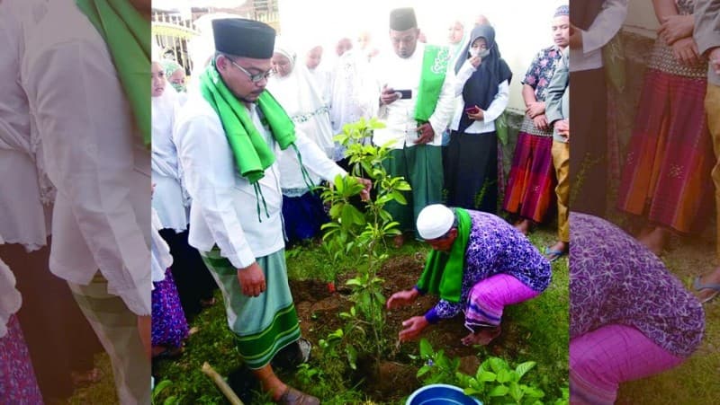 Hijaukan Lingkungan Pondok, Santri Al-Mizan Majalengka Tanam Pohon Sawo