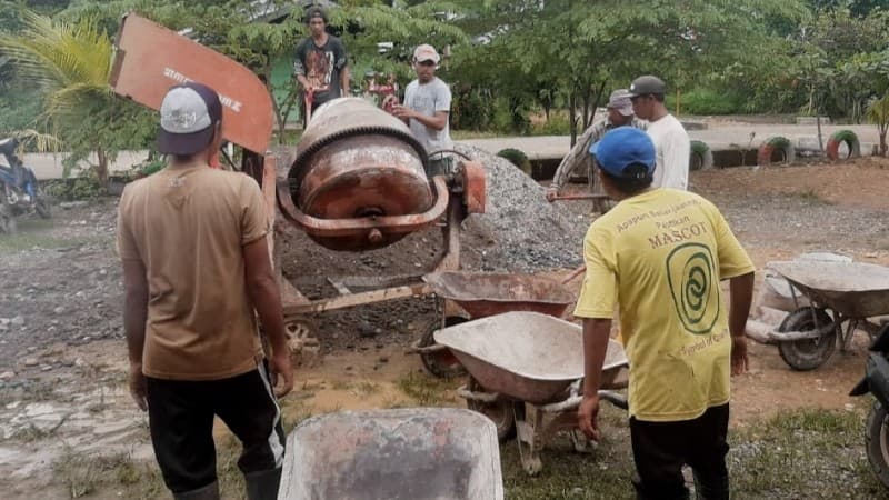 Banser Bantu Bangun Gedung Madrasah Diniyah di Teluk Bintuni