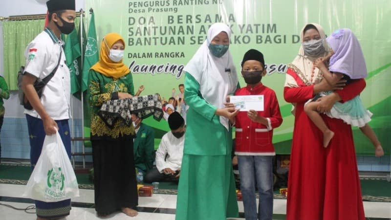 LAZISNU di Sidoarjo Bagikan Kartu Sehat Gratis dan Santuni Yatim