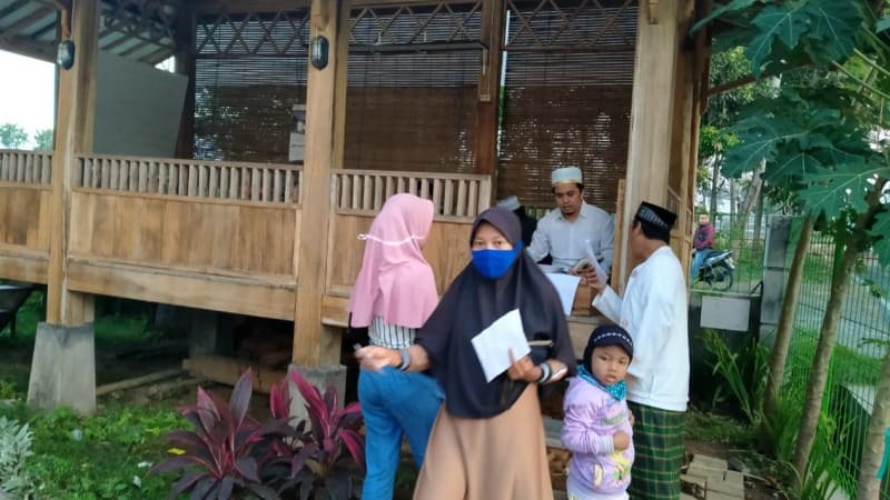 Hindari Corona, Masjid Baitus Salikin Jember Bagi Santunan dengan Drive Thru