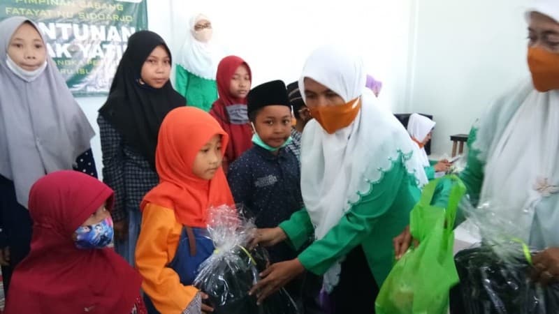 Merawat Tradisi 10 Muharram, Fatayat dan LAZISNU Sidoarjo Berbagi Bersama Yatim
