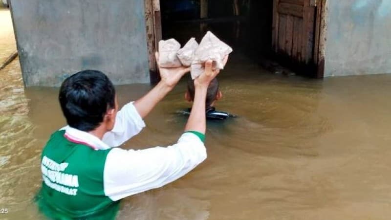Banjir Parah, NU Melawi dan LAZISNU Antar Makanan dengan Perahu Tambang